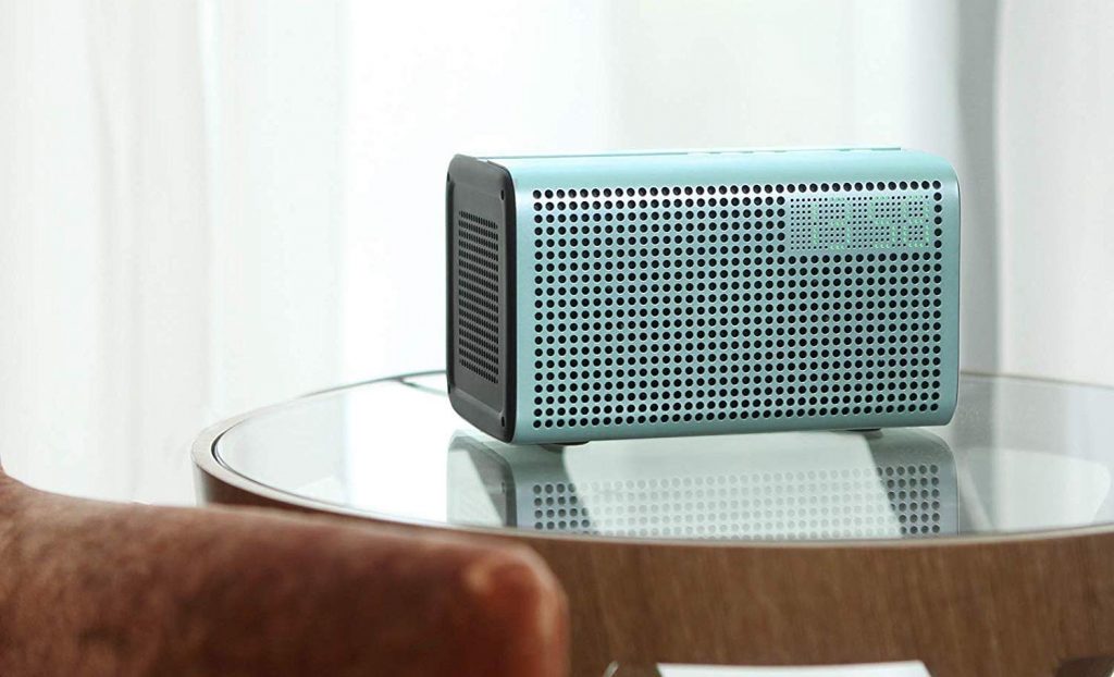 Altavoz GGMM E3 encima de una mesa